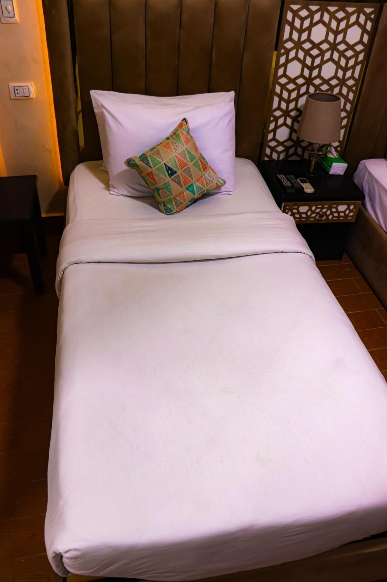 Golden Pyramids Inn Kafret el-Gabal Екстериор снимка